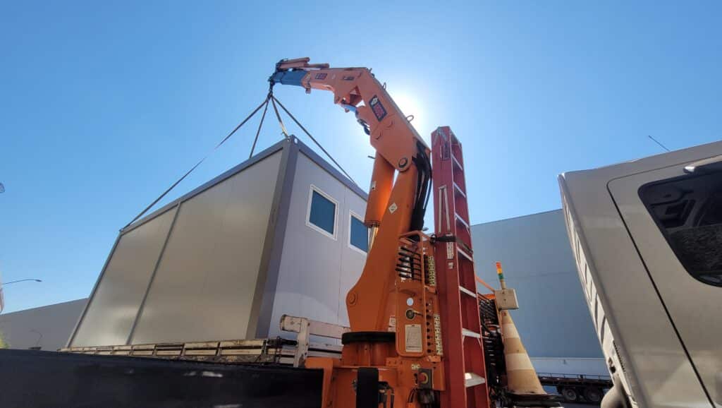 Instalação de módulos habitáveis em canteiro de mineração com montagem rápida e industrializada