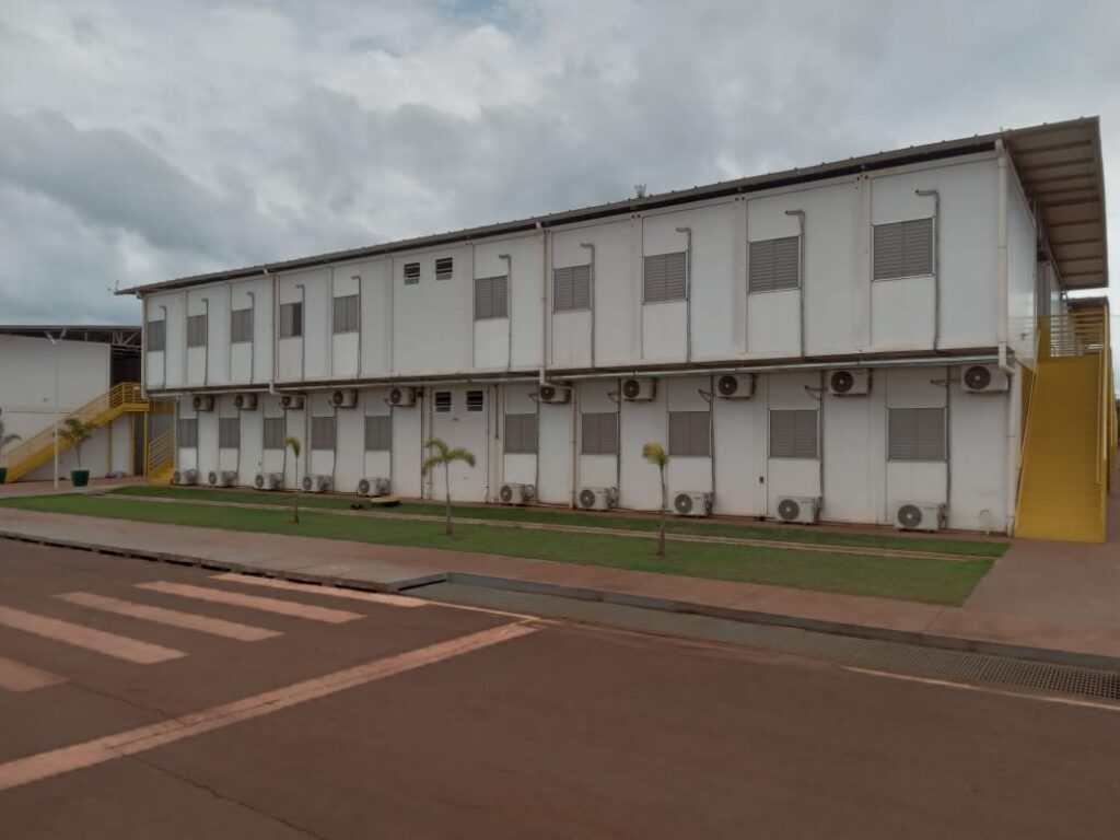 Infraestrutura modular completa em canteiro de mineração com alojamentos e escritórios organizados