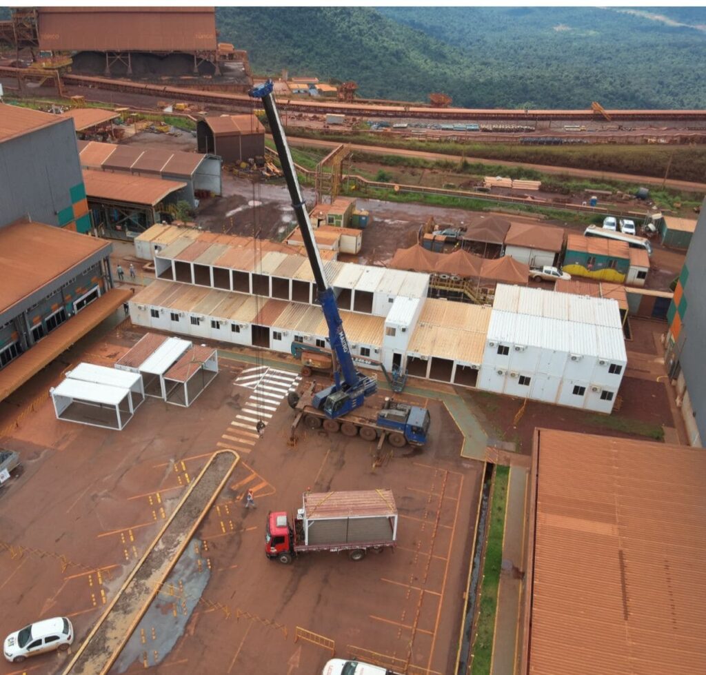 Canteiro de obras em mineração em área remota com estrutura inicial e mobilização de equipes