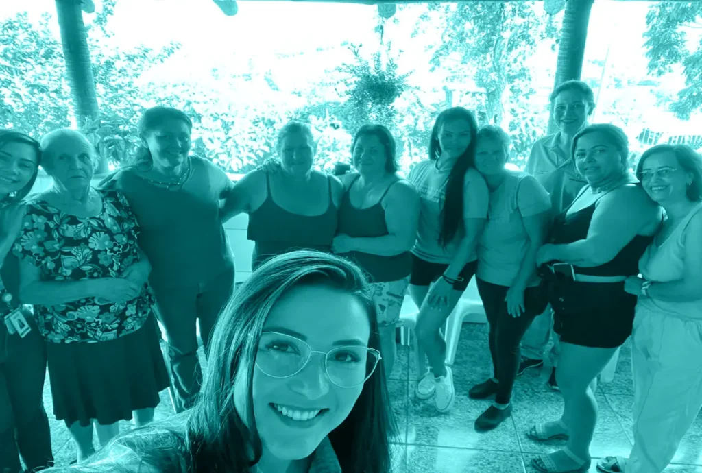 Grupo de mulheres unidas em uma ação de responsabilidade social do programa Opus Social da Opus Construtech.