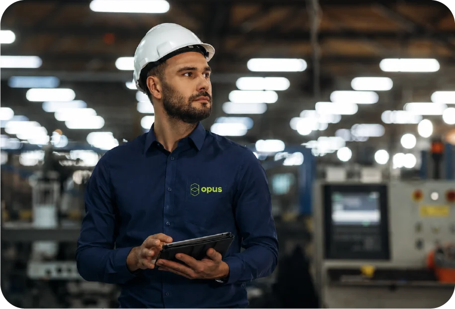 Engenheiro com tablet acompanhando a produção na fábrica