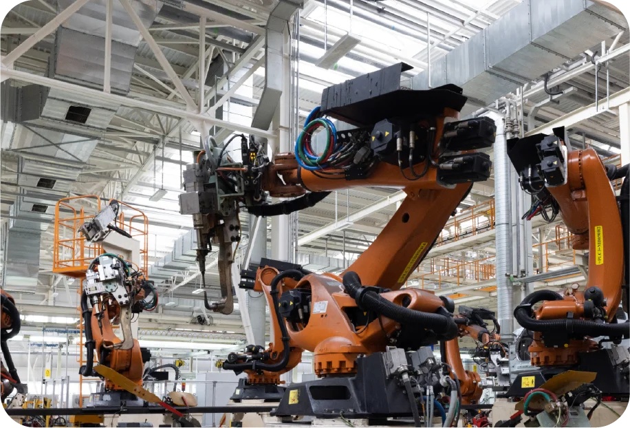Robôs industriais na linha de produção de módulos